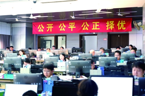 普通高校招生集中录取工作正有序进行